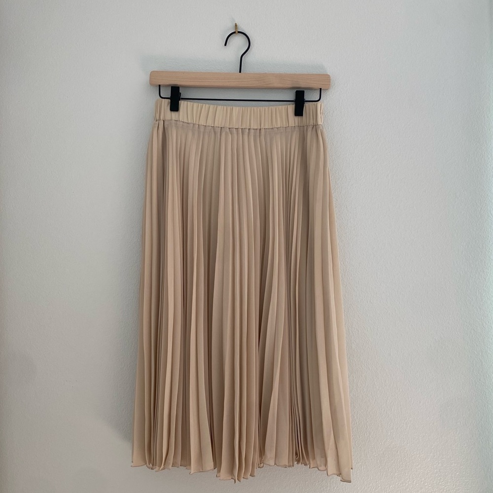 Cream / beige pleated skirt
